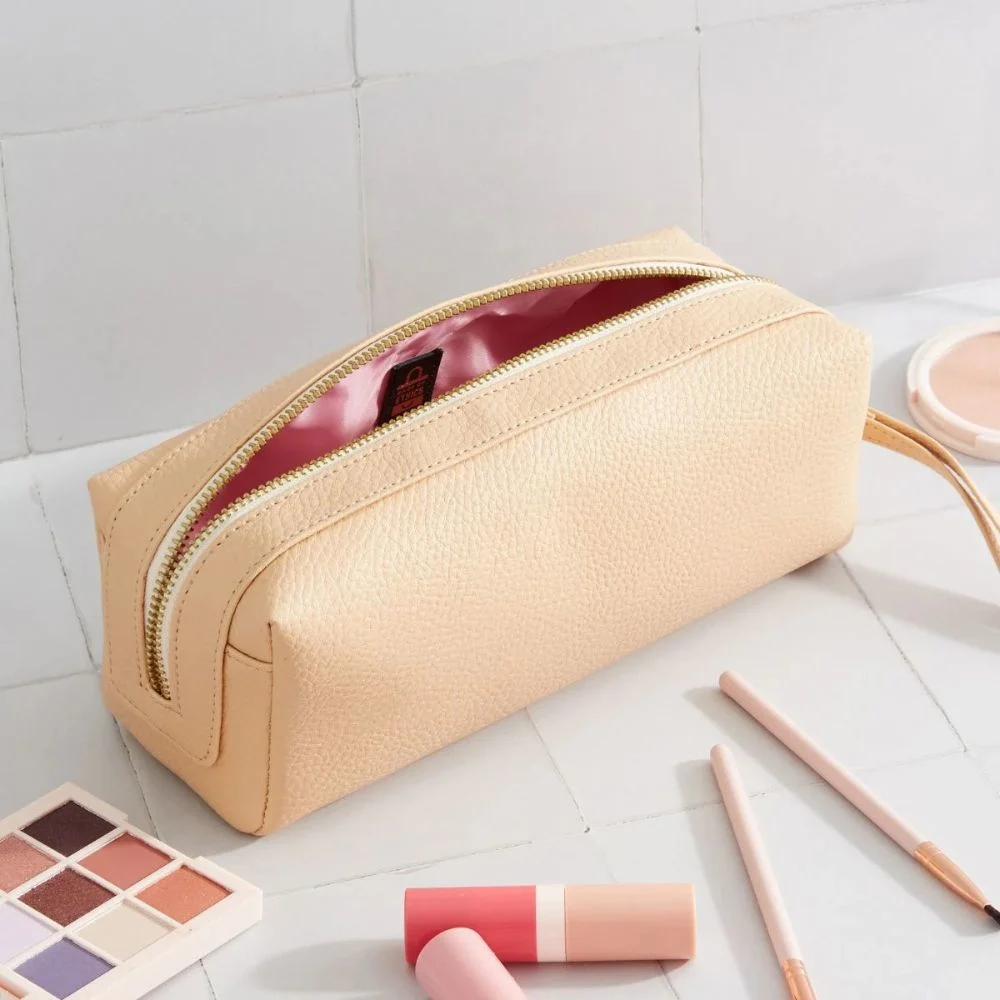 beige-vegan-leather-rectangular-pouch-bag sac-pochette-rectangulaire-en-cuir-végan-beige