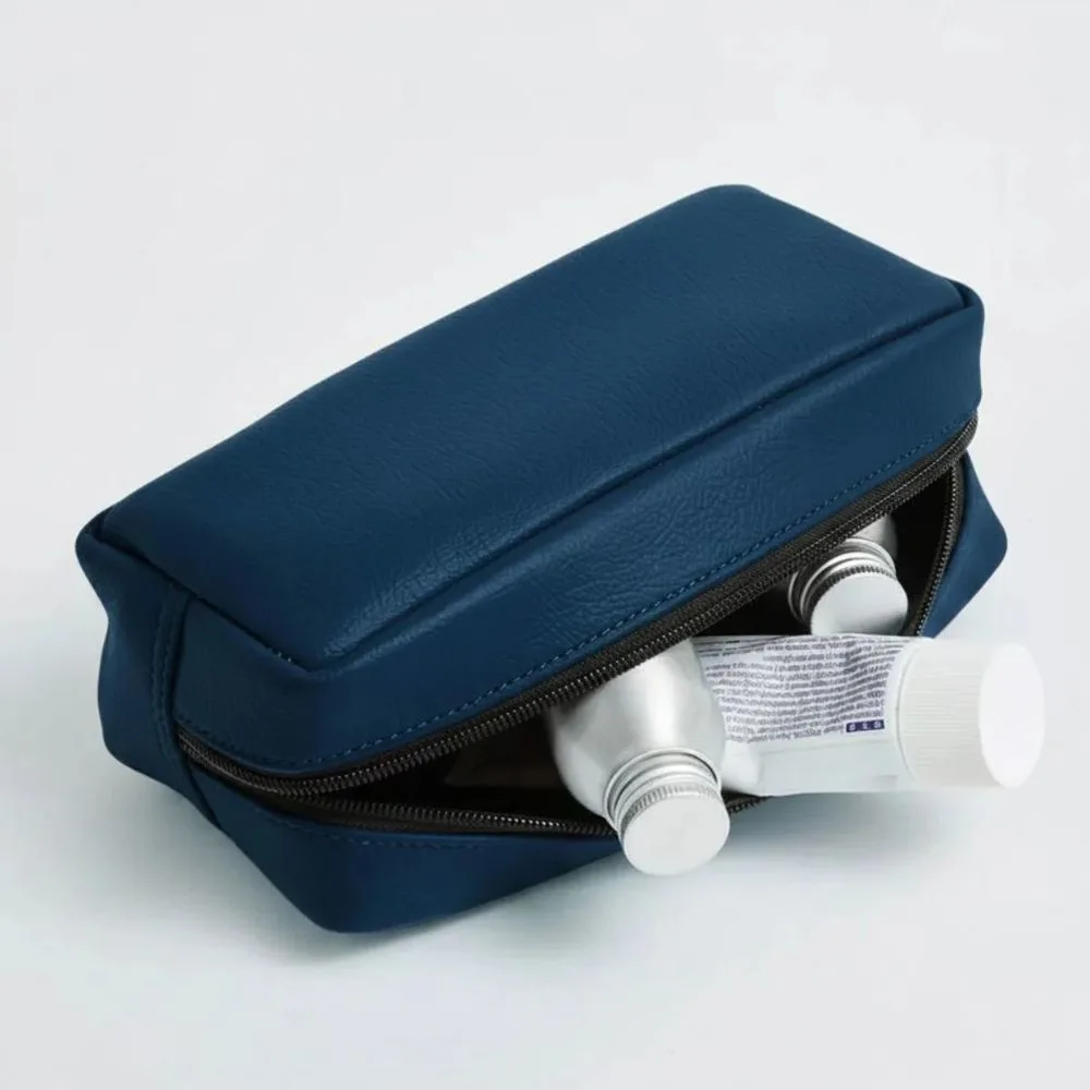 navy-blue-vegan-leather-rectangular-pouch-bag sac-pochette-rectangulaire-en-cuir-végan-bleu-marine